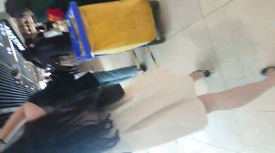 地铁站一路跟踪抄底多位美女少妇❤️好奇她们下面都穿着什么样的内内 (8)